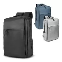 Mochila para notebook em tecido poliéster 600D e interior em 210D. Parte externa: 2 Bolsos frontais com ziper; 1 Bolso lateral; Alça de mão e ombro acolchoadas; Conector USB externo na lateral; Engate para mala de viagem.  Parte interna: Compartimento acolchoado para notebook de 39x27cm; Tamanho total do Notebook - 15,6¨ 2 Porta Objetos; 2 Porta Canetas.