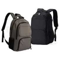 Mochila de poliéster 30 litros com seis compartimentos, sendo o principal com bolso para notebook 15,6 e tablet 12,4. Com divisórias internas para acessórios e porta chave, a mochila possui adaptador USB externo, bolsos laterais telados, duas alças de mãos, área costada e alças para as costas com revestimento espumado.  Altura : 46 cm  Largura : 30 cm  Profundidade : 22 cm