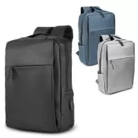 Mochila para notebook em tecido poliéster 600D e interior em 210D. Parte externa: 2 Bolsos frontais com ziper; 1 Bolso lateral; Alça de mão e ombro acolchoadas; Conector USB externo na lateral; Engate para mala de viagem.  Parte interna: Compartimento acolchoado para notebook de 39x27cm; Tamanho total do Notebook - 15,6¨ 2 Porta Objetos; 2 Porta Canetas.