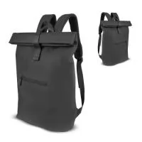 Mochila em 100% PU com interior em poliéster 210D e capacidade de 16,5L. Possui compartimento principal com zíper e alça de fechamento em velcro, compartimento frontal com zíper, espaço para notebook de até 15,6”, alça de mão e alça de ombro acolchoada.