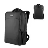 	Mochila em poliéster 600D com interior em poliéster 210D e capacidade de 13L. Possui plaquinha metálica imantada (2,2x4,1 AxL) na parte frontal da mochila, bolso frontal com zíper, dois bolsos laterais, engate para mala de viagem e dois compartimentos com divisórias, incluindo espaço para notebook de até 15,6.