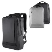 	Mochila confeccionada em tecido externo de poliéster 300D com detalhe em PU e tecido interno em poliéster 210D, com capacidade total de 13,5 litros. Possui bolso frontal com fechamento em zíper, dois bolsos laterais e compartimento interno para notebook de até 15,6”.