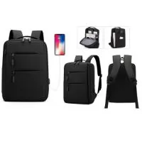 Mochila p/ Notebook em tecido poliéster. Parte externa: 2 Bolsos frontais com ziper; 1 Bolso lateral; Alça de mão e ombro acolchoadas, engate para mala de viagem Conector USB externo na lateral. Parte interna: Compartimento acolchoado p/ notebook de 39x27cm; Tamanho total do Notebook - 15,6¨ 2 Porta Objetos; 2 Porta Canetas.