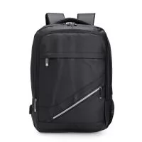 Mochila em couro sintético impermeável, 26 litros. Compartimento principal com divisória para notebook 15,6, bolso lateral em malha, suporte USB.