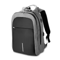 Mochila em poliéster 300D externo e 210D interno. Fechamento em cadeado com segredo, bolso frontal com zíper, faixa reflexiva, saída USB e para fone. Dois grandes compartimentos, um para notebook até 15,6.