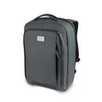 Mochila premium para notebook confeccionada em poliéster com detalhes em PU, dois compartimentos frontais com zíper e plaquinha metálica para personalização com engate para mala de bordo. Possui compartimento interno para notebook de até 15,6 polegad