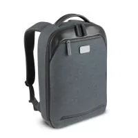 Mochila premium para notebook produzida em poliéster com detalhes em PU, com compartimento frontal com zíper e plaquinha metálica para personalização. Possui compartimento interno para notebooks de até 15,6”, divisórias internas para organização e en