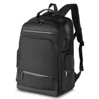 "Mochila Premium para notebook em tecido nylon 1000D. Parte Externa: Alça de mão. Três bolsos frontais, dois bolsos laterais com zíper. Bolso traseiro para pequenos objetos. Saída para USB e USB-C. Engate para peitoral. Engate para mala de viagem. Pa
