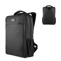 Mochila em poliéster 600D com interior em poliéster 210D e capacidade de 13L. Possui plaquinha metálica magnética (2,2x4,1 AxL) na parte frontal da mochila. Conta com um bolso frontal com zíper, dois bolsos laterais, engate para mala de viagem e dois