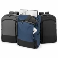 Descrição: Mochila com capacidade máxima de 20 litros. Confeccionada em poliéster 300D resistente à água, contém estrutura interna em espuma acolchoada na parte frontal e traseira. Possui adaptador externo USB e três compartimentos em tamanhos diferentes com fechamento em zíper, incluindo um com bolsos pequenos e incluindo um com divisória interna para notebooks de até 17,3 polegadas e tira elástica com velcro para fixação. Dispõe ainda de dois bolsos laterais, alça de mão e duas alças de ombro com revestimento acolchoado em mesh.  Altura :  43,5 cm  Largura :  30 cm  Profundidade :  10,5 cm