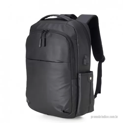 Mochila personalizada - Mochila confeccionada em Couro Sintético com compartimento para notebook até 15,6 polegadas. Contém um compartimento grande com divisórias para documentos, eletrônicos, Notebook até 15,6 polegadas e tablet. Dois compartimentos frontais, sendo um com divisórias para documentos, eletrônicos e caneta. Um bolso traseiro oculto. Tecido Impermeável. Dois bolsos laterais e adaptador USB externo com cabo acoplado, permitindo a conexão de um carregador portátil de dentro da mochila e transferência da carga para o lado externo, ocultando o carregador e viabilizando a utilização do celular durante o processo. Contém zíperes com pegadores plásticos, alça de mão em nylon, alças para as costas ajustáveis com revestimento espumado antitranspirante.