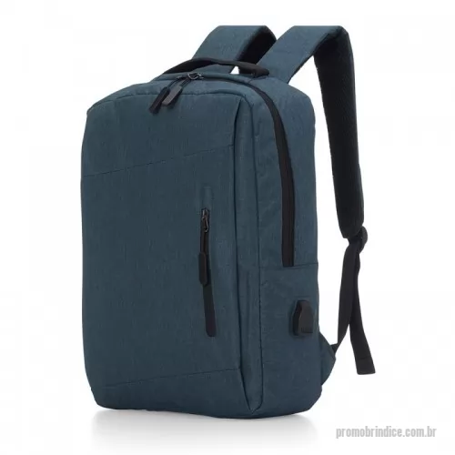 Mochila personalizada - Mochila confeccionada em nylon com compartimento para notebook até 15,6 polegadas. Contém compartimento grande com divisórias para documentos, eletrônicos e caneta, dois compartimentos frontais com abertura vertical, bolso lateral e adaptador USB externo com cabo acoplado, permitindo a conexão de um carregador portátil de dentro da mochila e transferência da carga para o lado externo, ocultando o carregador e viabilizando a utilização do celular durante o processo. Contém zíperes com pegadores plásticos, alça de mão em nylon e alças para as costas ajustáveis com revestimento espumado antitranspirante.