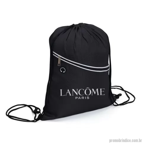 Mochila personalizada - Mochila saco impermeável em fibra de poliéster. Contém bolso diagonal na parte frontal com entrada para fones de ouvido e alças de nylon. Altura :  42,4 cm  Largura :  35 cm  Medidas aproximadas para gravação (CxL):  33 cm x 18 cm  Peso aproximado (g):  81