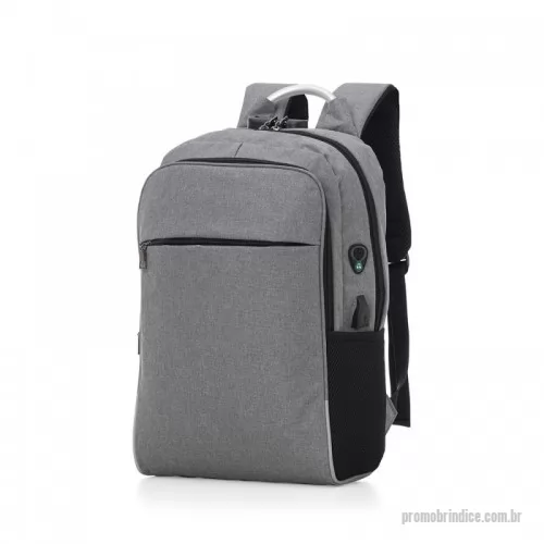 Mochila personalizada - Mochila para notebook em tecido poliéster. Fechamento por cadeado com senha; Alça de mão em metal; Alça de ombro acolchoada; 2 bolsos frontais; 2 bolsos laterais; Mini bolso na alça de ombro; Conector USB na lateral; Saída para fones de ouvido na lateral. Parte interna: Compartimento para notebook de 30x27cm, Tamanho total do Notebook - 16,5¨