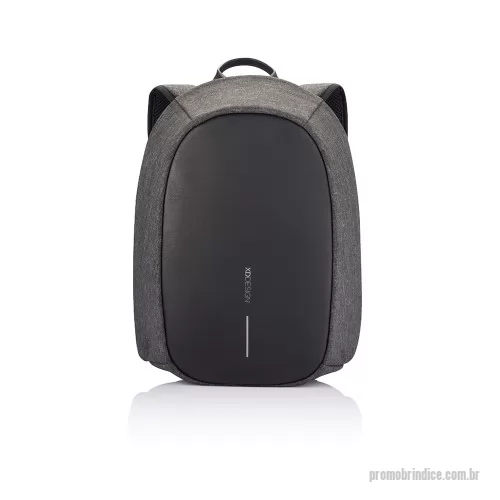 Mochila personalizada - etalhes:  Mochila XD Design Elle Protective. Com sistema de alarmes sonoro e silencioso (SOS APP). Alarme sonoro para afastar o agressor. Sinal silencioso emitido pela Elle Protective para as até 3 pessoas predefinidas no SOS APP, com o pedido de ajuda e localização exata. Bateria recarregável que apita quando estiver acabando. Possui camada interna anticorte, resistência à água, distribuição de peso (diminui até 20% o impacto do peso na sua coluna), 3 formas de abertura (30, 90 e 180 graus), faixas refletivas para segurança noturna, compartimentos internos para organização e zíperes embutidos