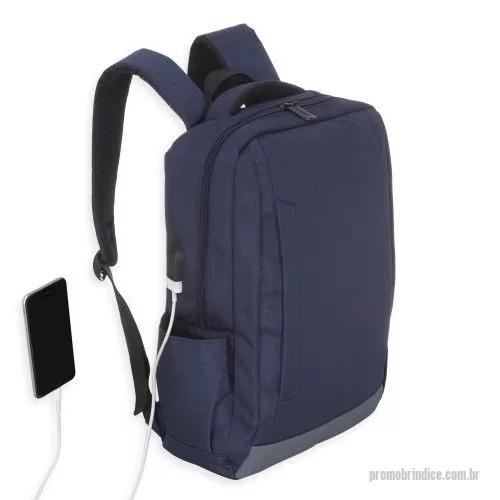 Mochila personalizada - Mochila de nylon com compartimento principal com bolso para notebook 15.6 polegadas, possui divisórias para documentos e caneta, compartimento frontal com abertura vertical, bolsos laterais com revestimento interno emborrachado e dispositivo com entrada USB na parte externa, seu cabo USB acoplado internamente permite a conexão de um carregador portátil na área interna e a conexão de um eletrônico na área externa, viabilizando a carga e utilização do eletrônico enquanto caminha. Contém zíperes preto, faixa emborracha na área inferior frontal, alça horizontal para encaixe em malas de viagem, alças para costas ajustáveis com revestimento anti-transpirante e duas alças de mãos em nylon, sendo uma delas com revestimento interno.