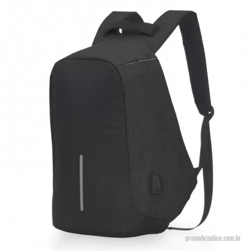 Mochila personalizada - Tecido poliéster toda forrada. Parte externa: Ziper protegido; Conector USB externo na lateral com cabo USB na parte interna; Mini bolso com ziper na alça de ombro; Alça p/ mala de viagem; Faixa refletiva noturna na parte externa. Parte interna: Bolso interno para celular; Bolso para tablet; Bolso interno com ziper; Cinto elástico nas repartições internas. Compartimente acolchoado p/ Notebook com 33x25cm; Tamanho total do Notebook - 13