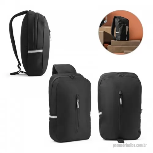 Mochila personalizada - Mochila à tiracolo em 300D rPET e 600D rPET. Possui compartimento principal e bolso frontal com fecho. Contém elementos refletores e um elástico interior para transporte de garrafa. As alças e a parte posterior são almofadadas. 200 x 340 x 80 mm