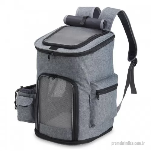 Mochila personalizada - Mochila para transporte de pets, confeccionada em tecido Oxford, apresenta um compartimento lateral e bolsos adicionais. Seu tapete dupla face, com uma camada aveludada, foi projetada para garantir o máximo conforto ao pet. Equipada com telas respiráveis em nylon, esta mochila possui duas aberturas superiores: uma completa e outra parcial, com cobertura ajustável. Além disso, conta com uma abertura frontal parcial e um fundo com abertura completa, proporcionando uma experiência de transporte arejada e prática para entrada e saída do pet. A mochila dispõe de alça de mão e alças para as costas revestidas com material respirável.