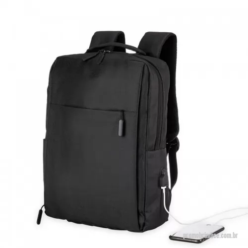 Mochila personalizada - Mochila de nylon 21 litros com três compartimentos, sendo o principal com bolso para notebook 156. Com divisórias internas para acessórios, a mochila possui bolso lateral e suporte externo usb.
