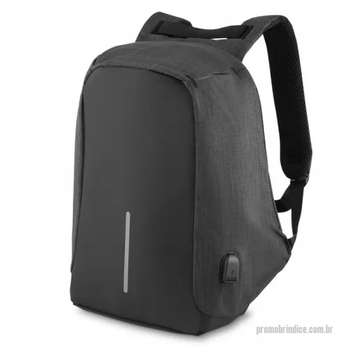 Mochila personalizada - Tecido poliéster toda forrada. Parte externa: Ziper protegido; Conector USB externo na lateral com cabo USB na parte interna; Mini bolso com ziper na alça de ombro; Alça p/ mala de viagem; Faixa refletiva noturna na parte externa. Parte interna: Bolso interno para celular; Bolso para tablet; Bolso interno com ziper; Cinto elástico nas repartições internas. Compartimente acolchoado p/ Notebook com 33x25cm; Tamanho total do Notebook - 13