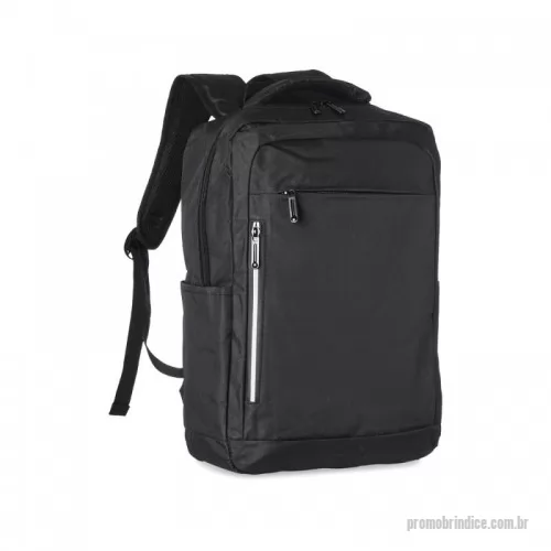 Mochila personalizada - Mochila de nylon 20 litros com três compartimentos, sendo o principal com bolso para notebook 15,6. Com bolsos laterais e faixa frontal refletiva, a mochila possui adaptador USB externo, alça para encaixe em malas de viagem, duas alças de mãos e alças para as costas com revestimento espumado. Acompanha plaquinha metálica.