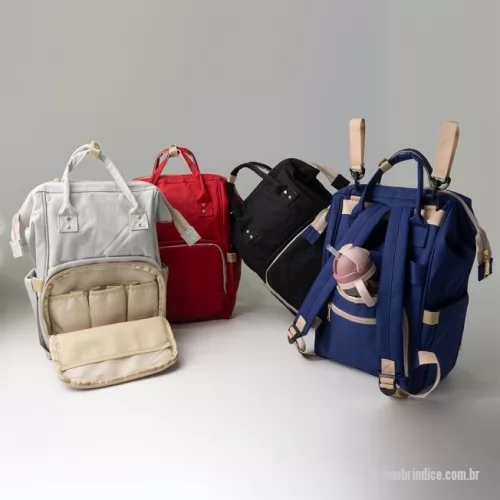 Mochila personalizada - Mochila funcional de 19 litros em tecido oxford resistente à água.  Possui três compartimentos distintos para uma organização eficiente. O compartimento principal conta com uma armação metálica que proporciona abertura fácil e manuseio prático, além de seis bolsos internos para organização adicional, sendo um deles em material plástico para itens molhados.  Conta também com um acesso nas costas da mochilha para pegar itens que estajam no fundo com facilidade. No compartimento frontal, encontram-se três bolsos térmicos ideais para itens sensíveis à temperatura e um bolso de tela. E o terceiro compartimento sendo nas costas. A mochila também dispõe de dois bolsos laterais e duas alças de mão com suporte para juntura, proporcionando praticidade ao transporte, alça para engate em malas de viagem e duas alças para pendurar a bolsa onde desejar.  As alças para as costas são ajustáveis, garantindo conforto personalizado durante o uso.