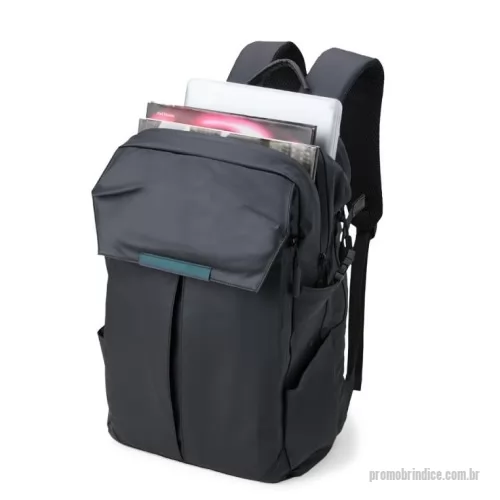 Mochila personalizada - Mochila de 30 Litros confeccionada em couro sintético resistente à água. Contém três compartimentos, sendo um deles exclusivo para acomodar capacete de bicicleta e outro para notebook de 15,6