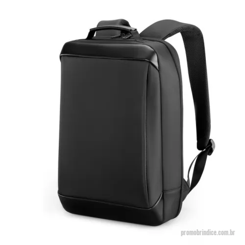 Mochila personalizada - Mochila de 19 litros premium em poliéster impermeável com três compartimentos, sendo um deles para notebook 15,6 e outra com proteção contra futo. Com divisórias internas para documentos, a mochila possui adaptador USB externo, área costada e alças para as costas com revestimento espumado e alça de engate paa malas de viagem.