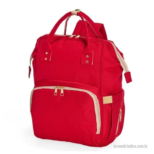 Mochila personalizada - Mochila funcional de 19 litros em tecido oxford resistente à água. Possui três compartimentos distintos para uma organização eficiente. O compartimento principal conta com uma armação metálica que proporciona abertura fácil e manuseio prático, além de seis bolsos internos para organização adicional, sendo um deles em material plástico para itens molhados. Conta também com um acesso nas costas da mochilha para pegar itens que estajam no fundo com facilidade. No compartimento frontal, encontram-se três bolsos térmicos ideais para itens sensíveis à temperatura e um bolso de tela. E o terceiro compartimento sendo nas costas. A mochila também dispõe de dois bolsos laterais e duas alças de mão com suporte para juntura, proporcionando praticidade ao transporte, alça para engate em malas de viagem e duas alças para pendurar a bolsa onde desejar. As alças para as costas são ajustáveis, garantindo conforto personalizado durante o uso.