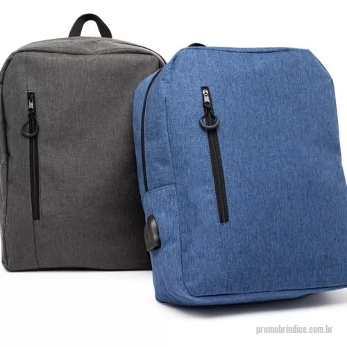 Mochila personalizada - Mochila de nylon 23 litros com dois compartimentos, sendo o principal com bolso para notebook 15,6. A mochila possui bolso lateral, suporte externo para USB e adaptador P2.