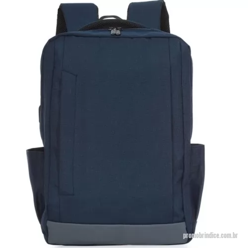 Mochila personalizada - Mochila de nylon 27 litros com dois compartimentos, sendo o principal com bolso para notebook 15,6. Com divisórias internas para acessórios, a mochila possui bolsos laterais, suporte externo usb, duas alças de mãos e alça para engate em malas de viagem.  Altura :  47 cm  Largura :  37 cm  Profundidade :  16 cm  Medidas aproximadas para gravação (CxL):  24 cm x 16 cm  Peso aproximado (g):  731