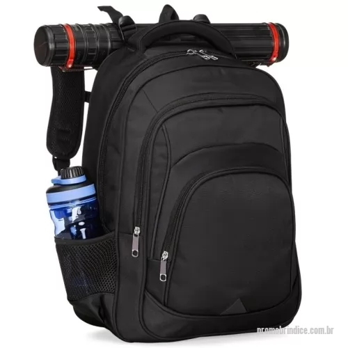 Mochila personalizada - Mochila de poliéster 42 litros com três compartimentos, sendo o principal com bolso para notebook 156. Com divisórias internas para acessórios, a mochila possui bolsos laterais em malha, alça para encaixe em malas de viagem, alças de compensação, duas alças de mãos e área costada com revestimento espumado. Acompanha plaquinha metálica.  Altura :  51 cm  Largura :  40 cm  Profundidade :  21 cm  Medidas aproximadas para gravação (CxL):  Plaquinha 1,5 cm x 3,5 cm  Peso aproximado (g):  1193