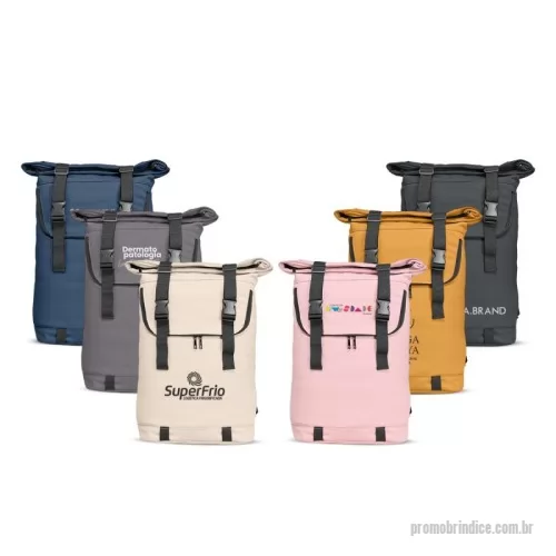 Mochila personalizada - Mochila de couro sintético de 34 litros resistente à água. Possui dois compartimentos, sendo o principal com bolso para notebook de 14 polegadas. Possui engate para mala de viagem, fechamento por zíper e cinto com velcro.