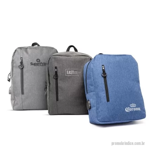 Mochila personalizada - Mochila de nylon 23 litros com dois compartimentos, sendo o principal com bolso para notebook 15,6. A mochila possui bolso lateral, suporte externo para USB e adaptador P2.