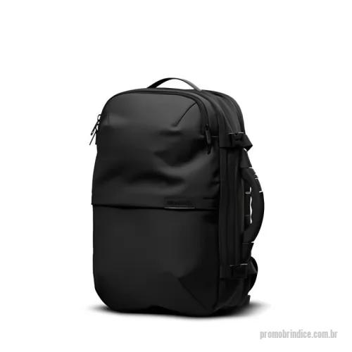 Mochila personalizada - A mochila é feita de 100% nylon reciclado 900D com revestimento de cera e PU, certificada pelo GRS e sem PFC. O painel traseiro é de poliéster 230T, com malha de poliéster e tecidos adicionais de polipropileno e nylon espinha de peixe. As espumas são de polietileno, EVA e neoprene. O volume varia de 60 a 75 litros com compressão.