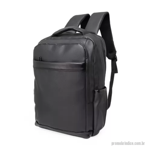 Mochila personalizada - Nossa mochila de 36 litros combina funcionalidade e conforto! Feita em couro sintético resistente à água e com design inteligente, é perfeita para impressionar no mundo corporativo.  Conta com quatro compartimentos estratégicos: um frontal, outro com bolsos e divisórias para documentos e canetas, um compartimento antifurto para proteger os itens mais valiosos e um principal, com espaço para notebooks de até 15,6