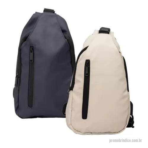 Mochila personalizada - Esta mochila é a combinação perfeita de estilo e funcionalidade. Feita em couro sintético, ela é resistente à água, garantindo durabilidade e proteção. Com três compartimentos bem planejados, você terá espaço e organização para tudo. O compartimento frontal oferece fácil acesso aos itens do dia a dia, enquanto o bolso com fechamento de fivela proporciona segurança adicional. O compartimento principal conta com um bolso interno, ideal para manter tudo ainda mais organizado. Além disso, a mochila vem equipada com uma entrada USB, tornando-a prática para carregar seus dispositivos em movimento. Ideal para quem busca praticidade sem abrir mão do design moderno. 