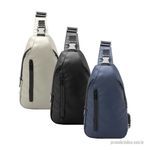 Mochila personalizada - Descrição: Esta mochila é a combinação perfeita de estilo e funcionalidade. Feita em couro sintético resistente à água, ela oferece durabilidade e proteção. Possui dois compartimentos bem planejados: o compartimento frontal garante acesso rápido aos itens do dia a dia, enquanto o bolso com fechamento de fivela adiciona segurança extra. Já o compartimento principal conta com um bolso interno, perfeito para manter tudo organizado. Com alças ajustáveis em nylon e mosquetão que facilita alternar os lados, ela se adapta ao seu estilo de uso. Além disso, vem equipada com entrada USB, proporcionando praticidade para carregar seus dispositivos em movimento. Ideal para quem busca funcionalidade sem abrir mão de um design moderno.  Altura :  29,2 cm  Largura :  15,4 cm  Profundidade :  5 cm  Medidas aproximadas para gravação (CxL):  17 cm x 8 cm  Peso aproximado (g):  182