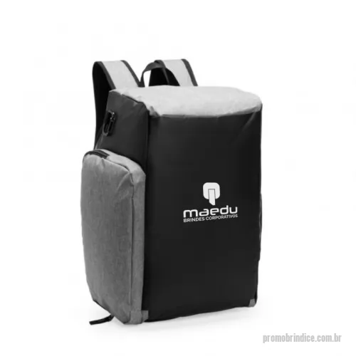Mochila personalizada - Mochila de poliéster com capacidade de 32 Litros, resistente a água com detalhes emborrachados. Conta com três compartimentos, sendo o principal para notebook de até 13 polegadas, além de um compartimento exclusivo para tênis. Possui bolso lateral e alça de mão.