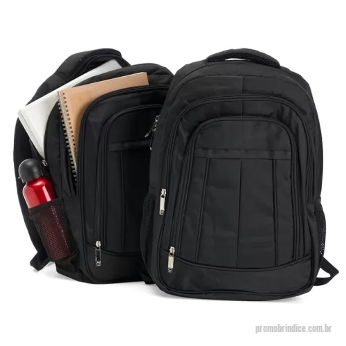 Mochila personalizada - Mochila de poliéster 26 litros com três compartimentos, sendo o principal com bolso para notebook 156. A mochila possui bolsos laterais em malha, duas alças de mãos e área costada com revestimento espumado