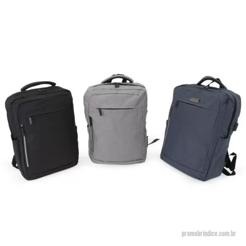 Mochila personalizada - Mochila de nylon 20 litros com três compartimentos, sendo o principal com bolso para notebook 15,6. Com bolsos laterais e faixa frontal refletiva, a mochila possui adaptador USB externo, alça para encaixe em malas de viagem, duas alças de mãos e alças para as costas com revestimento espumado. Acompanha plaquinha metálica.