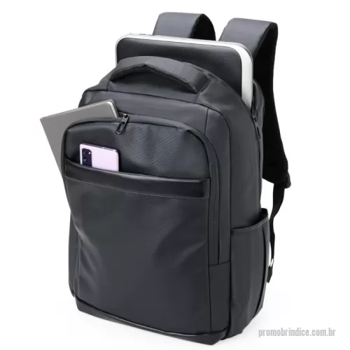 Mochila personalizada - Nossa mochila de 21 litros combina funcionalidade e conforto! Feita em couro sintético resistente à água e com design inteligente, é perfeita para impressionar no mundo corporativo.  Conta com quatro compartimentos estratégicos: um frontal, outro com bolsos e divisórias para documentos e canetas, um compartimento antifurto para proteger os itens mais valiosos e um principal, com espaço para notebooks de até 15,6
