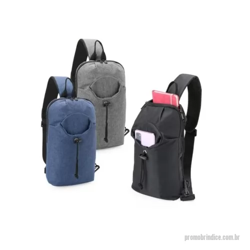 Mochila personalizada - Para quem ama praticidade no dia a dia, essa mochila de ombro de 6 litros é a escolha perfeita. Feita em nylon resistente à água, ela é compacta e super funcional. A mochila possui costas e alças acolchoadas, equipadas com mosquetões que permitem alternar facilmente entre os lados direito e esquerdo, proporcionando maior conforto e versatilidade. O compartimento principal vem com um bolso interno para manter tudo no lugar, e o bolso frontal com fechamento por cordão deixa o acesso bem fácil. Ideal para quem gosta de praticidade sem abrir mão de um visual mais casual.