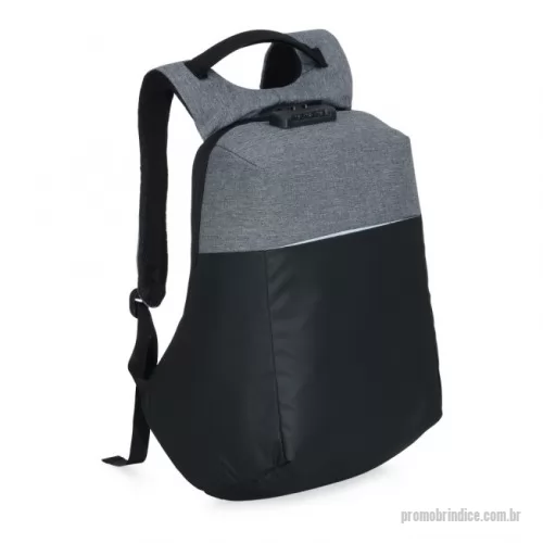 Mochila personalizada -  Mochila anatômica antifurto de 35 litros em poliéster resistente à água com três compartimentos, sendo dois deles exclusivos para cartões e proteção contra furto. Contém cadeado numérico, compartimento principal com amplo espaço e bolso para notebook 156, bolsos internos, suporte externo usb, alça para encaixe em malas de viagem e revestimento costado espumado. Acompanha plaquinha metálica.