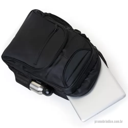 Mochila personalizada - Mochila poliéster para notebook, contém detalhes em nylon e neoprene, compartimento grande com bolso interno, compartimento médio com bolso/suporte para documentos e divisórias para 3 canetas, mini bolso com frontal superior, compartimento pequeno com bolso frontal e dois bolsos laterais de tela(nylon). Zíperes preto, duas fivelas laterais que podem ser encaixadas nas alças laterais para fechar com mais segurança a mochila, alça superior acolchoada e alça de nylon, alças ajustáveis para as costas revestidas com espuma e parte traseira também revestida de espuma para um maior conforto.