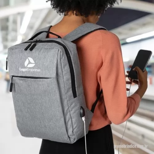 Mochila personalizada - Mochila de nylon 21 litros com três compartimentos, sendo o principal com bolso para notebook 15,6. Com divisórias internas para acessórios, a mochila possui bolso lateral e suporte externo usb.