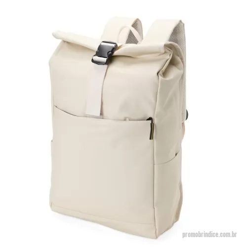 Mochila personalizada - Design funcional e resistente! A mochila de poliuretano impermeável de 23 litros é a escolha ideal para quem busca segurança no transporte de itens. Com três compartimentos, sendo o principal com bolso interno, fechamento em velcro e fivela, além de um compartimento traseiro no estilo antifurto, esta mochila oferece organização e proteção para os pertences. Conta também com dois bolsos laterais de fácil acesso, alça para engate em malas de viagem, alça de mão e alças para costas ajustáveis com revestimento espumado, garantindo conforto durante o uso.  Altura :  44 cm  Largura :  30 cm  Profundidade :  15 cm