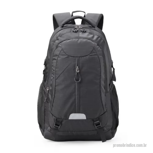 Mochila personalizada - Leve tudo e mais um pouco com a nossa mochila de poliéster de 43 litros. Espaçosa e eficiente, possui três compartimentos, sendo o principal com um bolso para notebook de até 15,6 polegadas. Conta com divisórias internas para manter acessórios organizados e bolsos laterais de tela para acesso fácil aos itens essenciais. Esse modelo possui revestimento espumado nas costas para maior conforto e, para sua segurança, tem um detalhe refletivo na parte frontal, aumentando sua visibilidade em condições de pouca luz. Além disso, há um apito integrado em uma das fivelas, e as alças de compressão e compensação ajudam a distribuir o peso de forma equilibrada.