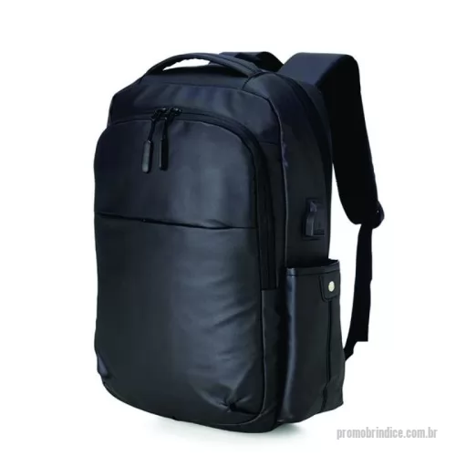 Mochila personalizada - Mochila em couro sintético 20 litros resistente à água com quatro compartimentos, sendo o principal com bolso para notebook até 14 polegadas e um exclusivo com proteção contra furto. Com divisórias internas para acessórios, a mochila possui bolsos laterais, suporte externo USB, duas alças de mãos, alça para encaixe em malas de viagem e área costada com revestimento espumado. Gravação em 1 cor já inclusa.